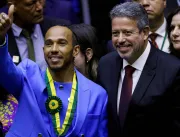 Hamilton lembra Senna, transforma Câmara em Interlagos e recebe título de brasileiro