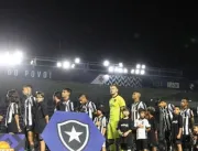 Torcedores do Botafogo se envolvem em confusão após derrota para o Grêmio, em São Januário