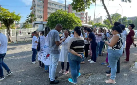 Em protesto contra atraso de salário, profissionais da saúde fazem manifestação na porta do HGE