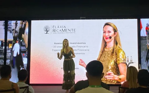 Flávia RicaMente explica sobre saúde financeira na abertura da Expo Enaf 2024