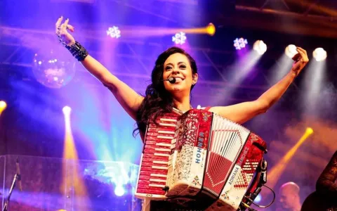 Com clássicos de Luiz Gonzaga, Adriana Sanchez apresenta a turnê “Vira e Mexe”