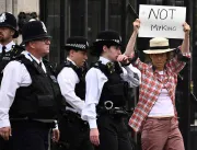 Manifestantes podem protestar contra realeza britânica, diz polícia após prisões
